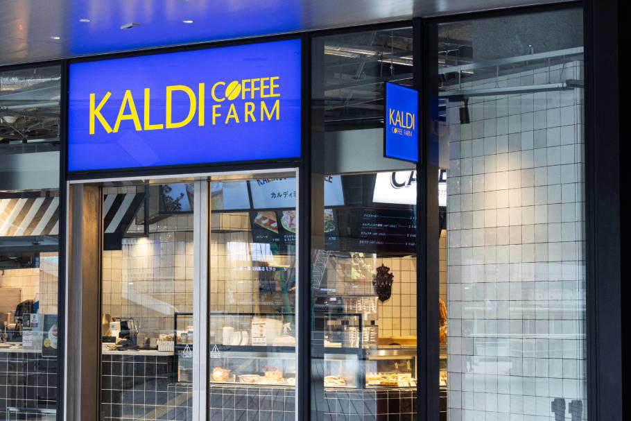 「カルディコーヒーファーム」でケーキが買える！？, 上品でかわいい♡華やかなケーキは手土産にぴったり, 自分へのご褒美に！まるでケーキのような焼き菓子, 平日クリスマスの味方！クリスマスケーキの販売も, パティスリーの本格ケーキを「カルディコーヒーファーム」で, 心奪われる印象的なデザインのケーキが生まれたワケ, ランチに食べたいパンやサンドイッチや、ほっと一息つけるドリンクも！