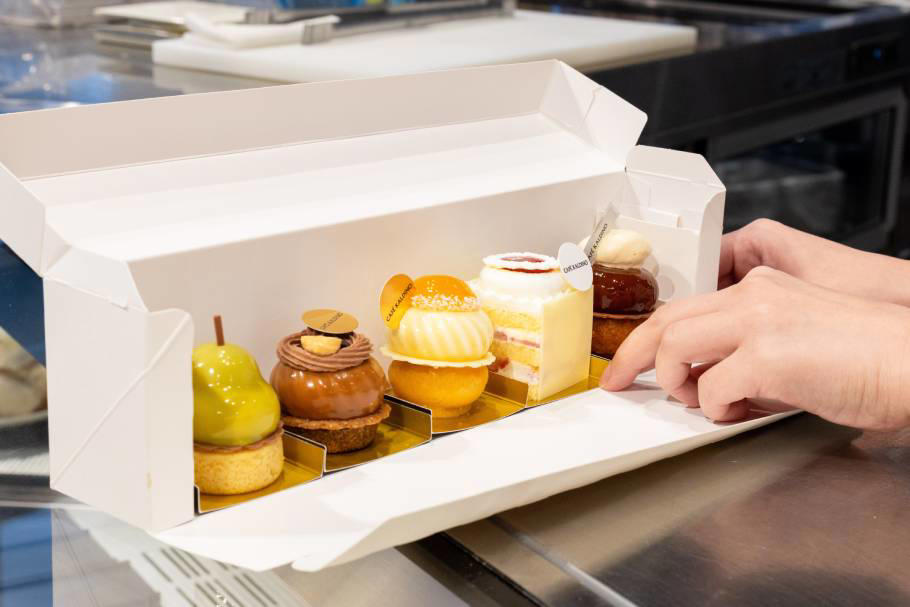 「カルディコーヒーファーム」でケーキが買える！？, 上品でかわいい♡華やかなケーキは手土産にぴったり, 自分へのご褒美に！まるでケーキのような焼き菓子, 平日クリスマスの味方！クリスマスケーキの販売も, パティスリーの本格ケーキを「カルディコーヒーファーム」で, 心奪われる印象的なデザインのケーキが生まれたワケ, ランチに食べたいパンやサンドイッチや、ほっと一息つけるドリンクも！
