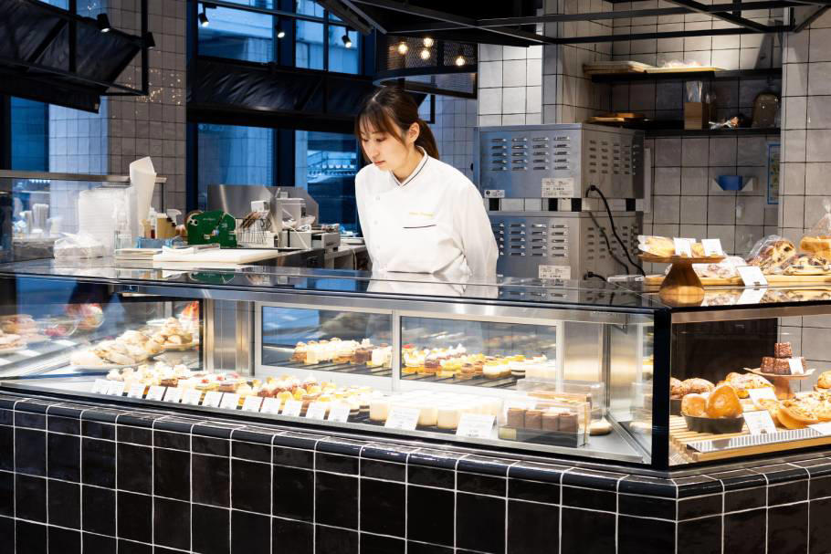 「カルディコーヒーファーム」でケーキが買える！？, 上品でかわいい♡華やかなケーキは手土産にぴったり, 自分へのご褒美に！まるでケーキのような焼き菓子, 平日クリスマスの味方！クリスマスケーキの販売も, パティスリーの本格ケーキを「カルディコーヒーファーム」で, 心奪われる印象的なデザインのケーキが生まれたワケ, ランチに食べたいパンやサンドイッチや、ほっと一息つけるドリンクも！