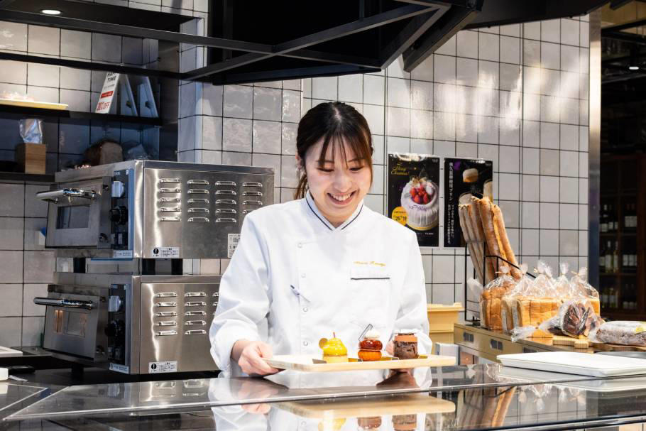 「カルディコーヒーファーム」でケーキが買える！？, 上品でかわいい♡華やかなケーキは手土産にぴったり, 自分へのご褒美に！まるでケーキのような焼き菓子, 平日クリスマスの味方！クリスマスケーキの販売も, パティスリーの本格ケーキを「カルディコーヒーファーム」で, 心奪われる印象的なデザインのケーキが生まれたワケ, ランチに食べたいパンやサンドイッチや、ほっと一息つけるドリンクも！