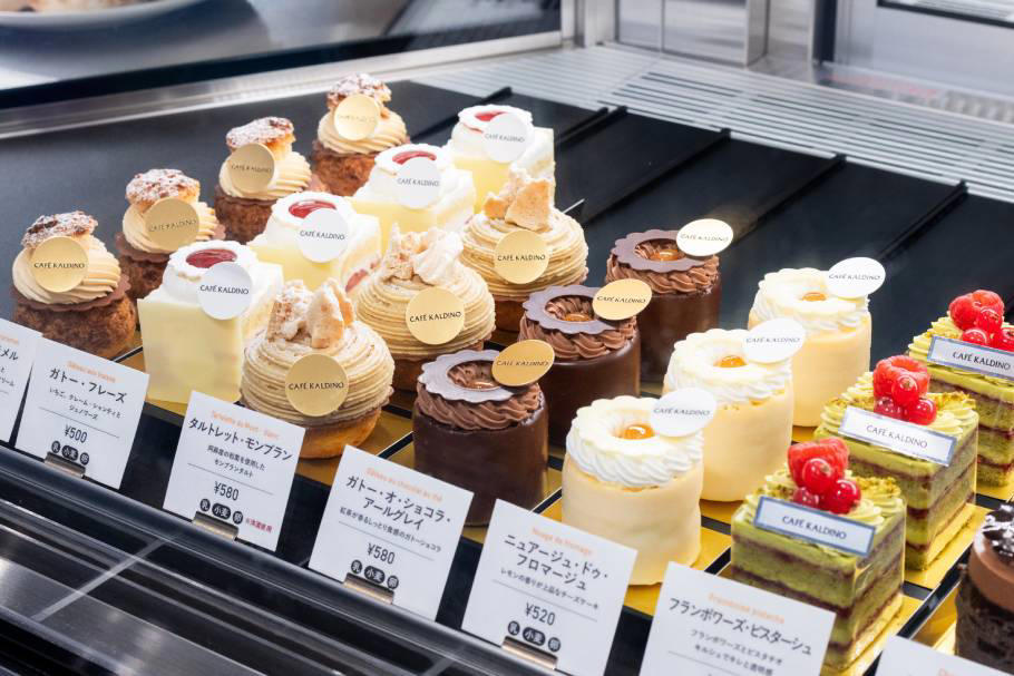 「カルディコーヒーファーム」でケーキが買える！？, 上品でかわいい♡華やかなケーキは手土産にぴったり, 自分へのご褒美に！まるでケーキのような焼き菓子, 平日クリスマスの味方！クリスマスケーキの販売も, パティスリーの本格ケーキを「カルディコーヒーファーム」で, 心奪われる印象的なデザインのケーキが生まれたワケ, ランチに食べたいパンやサンドイッチや、ほっと一息つけるドリンクも！