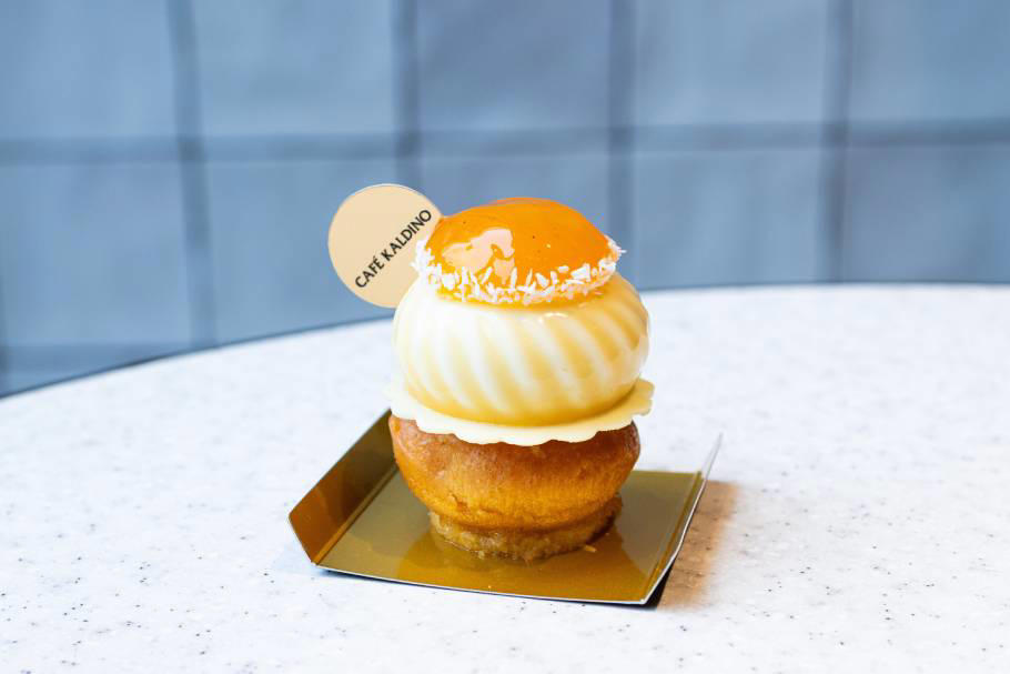 「カルディコーヒーファーム」でケーキが買える！？, 上品でかわいい♡華やかなケーキは手土産にぴったり, 自分へのご褒美に！まるでケーキのような焼き菓子, 平日クリスマスの味方！クリスマスケーキの販売も, パティスリーの本格ケーキを「カルディコーヒーファーム」で, 心奪われる印象的なデザインのケーキが生まれたワケ, ランチに食べたいパンやサンドイッチや、ほっと一息つけるドリンクも！
