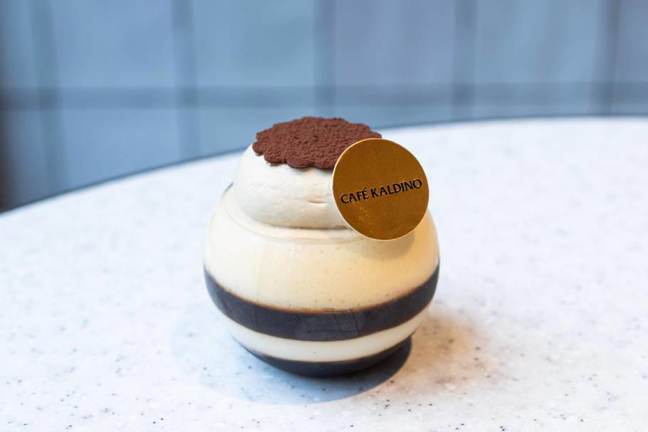 「カルディコーヒーファーム」でケーキが買える！？, 上品でかわいい♡華やかなケーキは手土産にぴったり, 自分へのご褒美に！まるでケーキのような焼き菓子, 平日クリスマスの味方！クリスマスケーキの販売も, パティスリーの本格ケーキを「カルディコーヒーファーム」で, 心奪われる印象的なデザインのケーキが生まれたワケ, ランチに食べたいパンやサンドイッチや、ほっと一息つけるドリンクも！