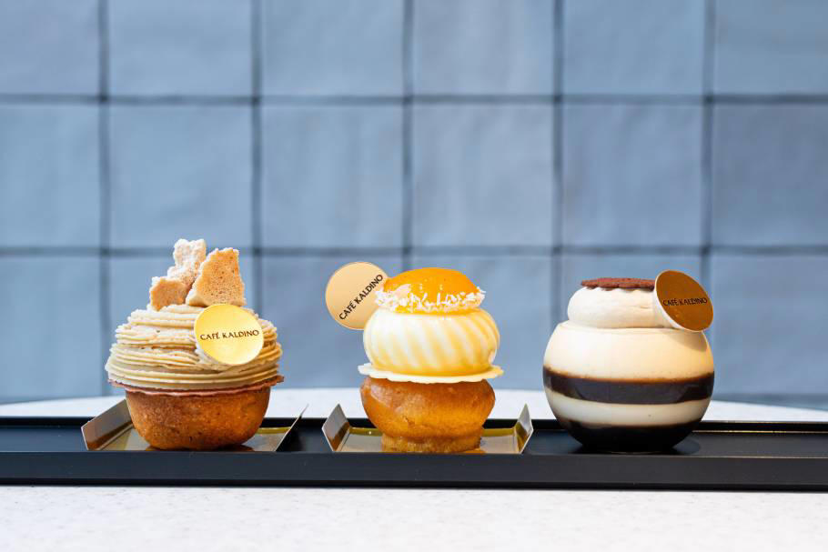 「カルディコーヒーファーム」でケーキが買える！？, 上品でかわいい♡華やかなケーキは手土産にぴったり, 自分へのご褒美に！まるでケーキのような焼き菓子, 平日クリスマスの味方！クリスマスケーキの販売も, パティスリーの本格ケーキを「カルディコーヒーファーム」で, 心奪われる印象的なデザインのケーキが生まれたワケ, ランチに食べたいパンやサンドイッチや、ほっと一息つけるドリンクも！