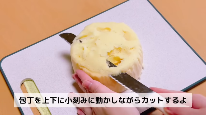 ①.   クッキングシートをタッパーの側面に合わせてカット, ②.   クッキングシートをタッパーの底面に合わせてカット, ①.　耐熱ボウルにスーパーカップを入れ電子レンジで溶かす, ②.　①に砂糖、油を加えて混ぜる, ③.　②にホットケーキミックスを加えて混ぜる, ④.　③の生地をタッパーに流し入れ、何回かトントン落としてふんわりラップをかける, ⑤.　電子レンジで加熱する, ⑥.　キッチンペーパーをかぶせて網で冷ます, ⑦.　クッキングシートを外してスポンジを3枚にカットする, ⑧.　シロップを染み込ませながらデコレーションする, ⑨.　最後に1時間ほど冷蔵庫で冷やして完成