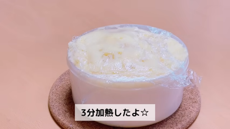 ①.   クッキングシートをタッパーの側面に合わせてカット, ②.   クッキングシートをタッパーの底面に合わせてカット, ①.　耐熱ボウルにスーパーカップを入れ電子レンジで溶かす, ②.　①に砂糖、油を加えて混ぜる, ③.　②にホットケーキミックスを加えて混ぜる, ④.　③の生地をタッパーに流し入れ、何回かトントン落としてふんわりラップをかける, ⑤.　電子レンジで加熱する, ⑥.　キッチンペーパーをかぶせて網で冷ます, ⑦.　クッキングシートを外してスポンジを3枚にカットする, ⑧.　シロップを染み込ませながらデコレーションする, ⑨.　最後に1時間ほど冷蔵庫で冷やして完成