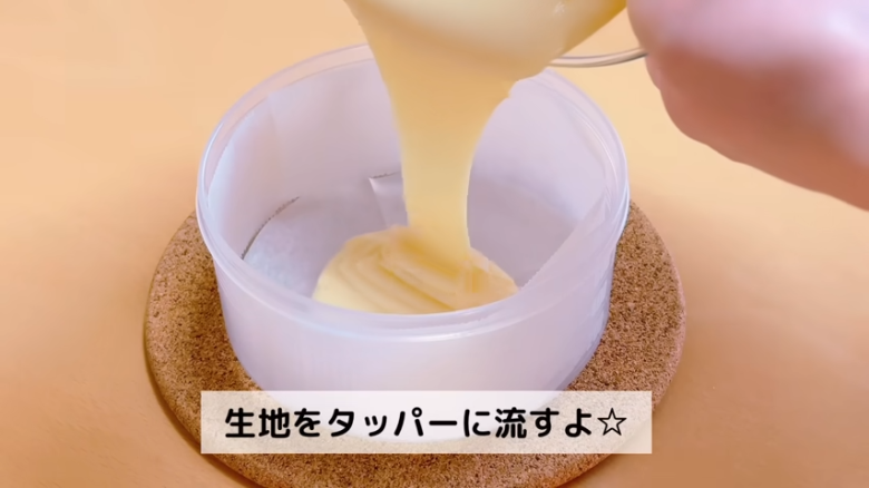 ①.   クッキングシートをタッパーの側面に合わせてカット, ②.   クッキングシートをタッパーの底面に合わせてカット, ①.　耐熱ボウルにスーパーカップを入れ電子レンジで溶かす, ②.　①に砂糖、油を加えて混ぜる, ③.　②にホットケーキミックスを加えて混ぜる, ④.　③の生地をタッパーに流し入れ、何回かトントン落としてふんわりラップをかける, ⑤.　電子レンジで加熱する, ⑥.　キッチンペーパーをかぶせて網で冷ます, ⑦.　クッキングシートを外してスポンジを3枚にカットする, ⑧.　シロップを染み込ませながらデコレーションする, ⑨.　最後に1時間ほど冷蔵庫で冷やして完成