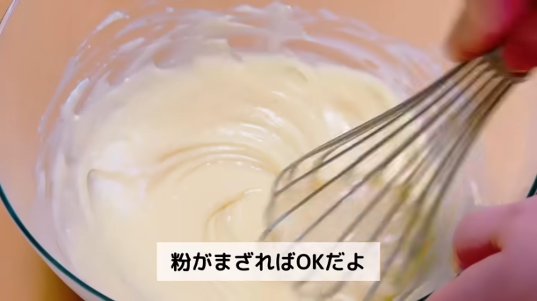 ①.   クッキングシートをタッパーの側面に合わせてカット, ②.   クッキングシートをタッパーの底面に合わせてカット, ①.　耐熱ボウルにスーパーカップを入れ電子レンジで溶かす, ②.　①に砂糖、油を加えて混ぜる, ③.　②にホットケーキミックスを加えて混ぜる, ④.　③の生地をタッパーに流し入れ、何回かトントン落としてふんわりラップをかける, ⑤.　電子レンジで加熱する, ⑥.　キッチンペーパーをかぶせて網で冷ます, ⑦.　クッキングシートを外してスポンジを3枚にカットする, ⑧.　シロップを染み込ませながらデコレーションする, ⑨.　最後に1時間ほど冷蔵庫で冷やして完成