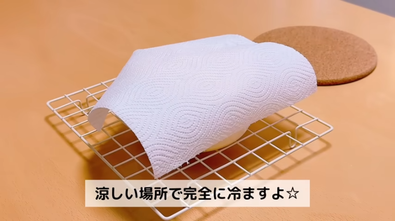 ①.   クッキングシートをタッパーの側面に合わせてカット, ②.   クッキングシートをタッパーの底面に合わせてカット, ①.　耐熱ボウルにスーパーカップを入れ電子レンジで溶かす, ②.　①に砂糖、油を加えて混ぜる, ③.　②にホットケーキミックスを加えて混ぜる, ④.　③の生地をタッパーに流し入れ、何回かトントン落としてふんわりラップをかける, ⑤.　電子レンジで加熱する, ⑥.　キッチンペーパーをかぶせて網で冷ます, ⑦.　クッキングシートを外してスポンジを3枚にカットする, ⑧.　シロップを染み込ませながらデコレーションする, ⑨.　最後に1時間ほど冷蔵庫で冷やして完成
