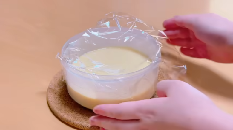 ①.   クッキングシートをタッパーの側面に合わせてカット, ②.   クッキングシートをタッパーの底面に合わせてカット, ①.　耐熱ボウルにスーパーカップを入れ電子レンジで溶かす, ②.　①に砂糖、油を加えて混ぜる, ③.　②にホットケーキミックスを加えて混ぜる, ④.　③の生地をタッパーに流し入れ、何回かトントン落としてふんわりラップをかける, ⑤.　電子レンジで加熱する, ⑥.　キッチンペーパーをかぶせて網で冷ます, ⑦.　クッキングシートを外してスポンジを3枚にカットする, ⑧.　シロップを染み込ませながらデコレーションする, ⑨.　最後に1時間ほど冷蔵庫で冷やして完成
