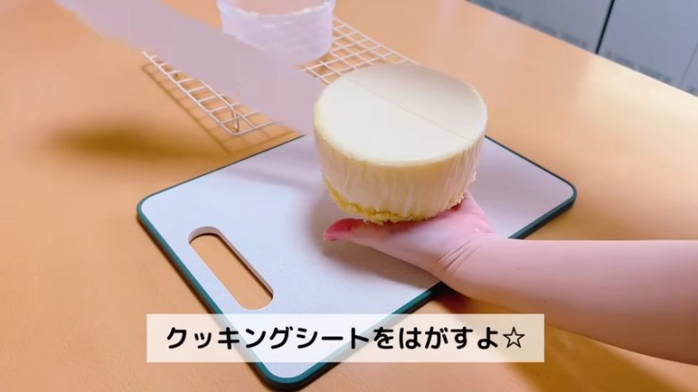 ①.   クッキングシートをタッパーの側面に合わせてカット, ②.   クッキングシートをタッパーの底面に合わせてカット, ①.　耐熱ボウルにスーパーカップを入れ電子レンジで溶かす, ②.　①に砂糖、油を加えて混ぜる, ③.　②にホットケーキミックスを加えて混ぜる, ④.　③の生地をタッパーに流し入れ、何回かトントン落としてふんわりラップをかける, ⑤.　電子レンジで加熱する, ⑥.　キッチンペーパーをかぶせて網で冷ます, ⑦.　クッキングシートを外してスポンジを3枚にカットする, ⑧.　シロップを染み込ませながらデコレーションする, ⑨.　最後に1時間ほど冷蔵庫で冷やして完成