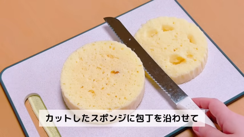 ①.   クッキングシートをタッパーの側面に合わせてカット, ②.   クッキングシートをタッパーの底面に合わせてカット, ①.　耐熱ボウルにスーパーカップを入れ電子レンジで溶かす, ②.　①に砂糖、油を加えて混ぜる, ③.　②にホットケーキミックスを加えて混ぜる, ④.　③の生地をタッパーに流し入れ、何回かトントン落としてふんわりラップをかける, ⑤.　電子レンジで加熱する, ⑥.　キッチンペーパーをかぶせて網で冷ます, ⑦.　クッキングシートを外してスポンジを3枚にカットする, ⑧.　シロップを染み込ませながらデコレーションする, ⑨.　最後に1時間ほど冷蔵庫で冷やして完成