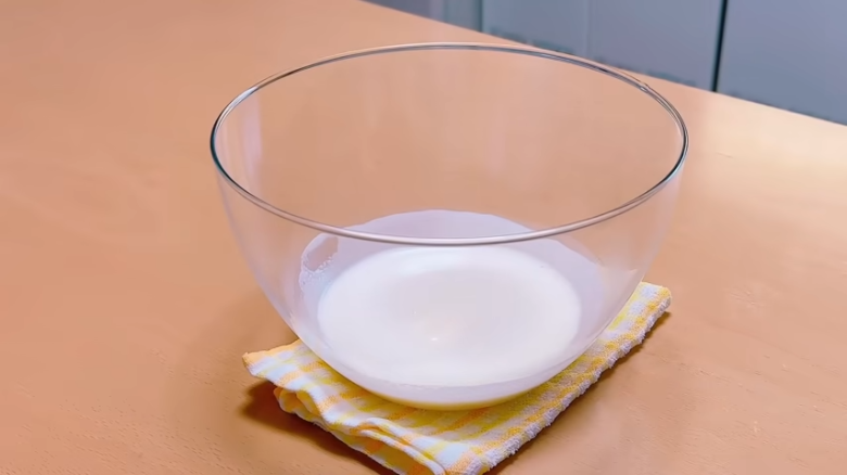①.   クッキングシートをタッパーの側面に合わせてカット, ②.   クッキングシートをタッパーの底面に合わせてカット, ①.　耐熱ボウルにスーパーカップを入れ電子レンジで溶かす, ②.　①に砂糖、油を加えて混ぜる, ③.　②にホットケーキミックスを加えて混ぜる, ④.　③の生地をタッパーに流し入れ、何回かトントン落としてふんわりラップをかける, ⑤.　電子レンジで加熱する, ⑥.　キッチンペーパーをかぶせて網で冷ます, ⑦.　クッキングシートを外してスポンジを3枚にカットする, ⑧.　シロップを染み込ませながらデコレーションする, ⑨.　最後に1時間ほど冷蔵庫で冷やして完成