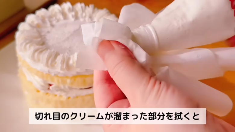 ①.   クッキングシートをタッパーの側面に合わせてカット, ②.   クッキングシートをタッパーの底面に合わせてカット, ①.　耐熱ボウルにスーパーカップを入れ電子レンジで溶かす, ②.　①に砂糖、油を加えて混ぜる, ③.　②にホットケーキミックスを加えて混ぜる, ④.　③の生地をタッパーに流し入れ、何回かトントン落としてふんわりラップをかける, ⑤.　電子レンジで加熱する, ⑥.　キッチンペーパーをかぶせて網で冷ます, ⑦.　クッキングシートを外してスポンジを3枚にカットする, ⑧.　シロップを染み込ませながらデコレーションする, ⑨.　最後に1時間ほど冷蔵庫で冷やして完成