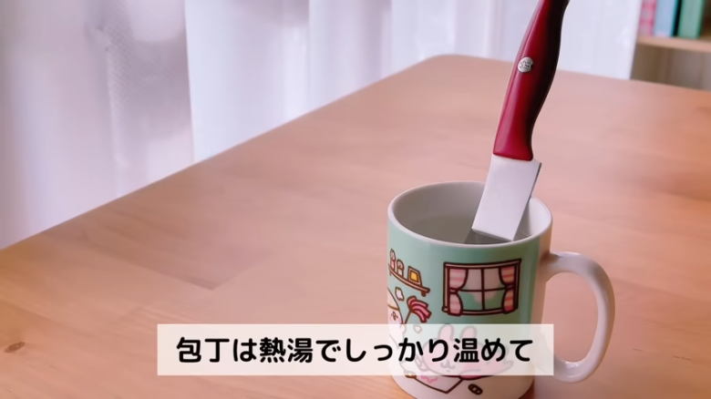 ①.   クッキングシートをタッパーの側面に合わせてカット, ②.   クッキングシートをタッパーの底面に合わせてカット, ①.　耐熱ボウルにスーパーカップを入れ電子レンジで溶かす, ②.　①に砂糖、油を加えて混ぜる, ③.　②にホットケーキミックスを加えて混ぜる, ④.　③の生地をタッパーに流し入れ、何回かトントン落としてふんわりラップをかける, ⑤.　電子レンジで加熱する, ⑥.　キッチンペーパーをかぶせて網で冷ます, ⑦.　クッキングシートを外してスポンジを3枚にカットする, ⑧.　シロップを染み込ませながらデコレーションする, ⑨.　最後に1時間ほど冷蔵庫で冷やして完成