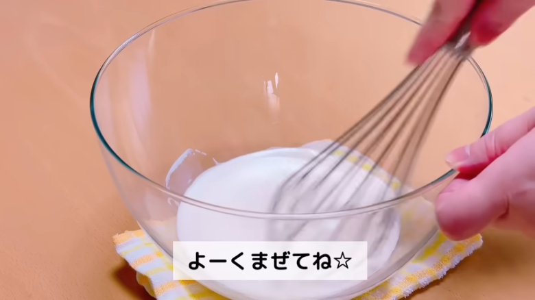 ①.   クッキングシートをタッパーの側面に合わせてカット, ②.   クッキングシートをタッパーの底面に合わせてカット, ①.　耐熱ボウルにスーパーカップを入れ電子レンジで溶かす, ②.　①に砂糖、油を加えて混ぜる, ③.　②にホットケーキミックスを加えて混ぜる, ④.　③の生地をタッパーに流し入れ、何回かトントン落としてふんわりラップをかける, ⑤.　電子レンジで加熱する, ⑥.　キッチンペーパーをかぶせて網で冷ます, ⑦.　クッキングシートを外してスポンジを3枚にカットする, ⑧.　シロップを染み込ませながらデコレーションする, ⑨.　最後に1時間ほど冷蔵庫で冷やして完成