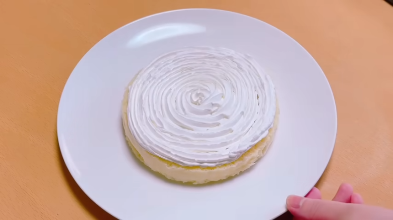 ①.   クッキングシートをタッパーの側面に合わせてカット, ②.   クッキングシートをタッパーの底面に合わせてカット, ①.　耐熱ボウルにスーパーカップを入れ電子レンジで溶かす, ②.　①に砂糖、油を加えて混ぜる, ③.　②にホットケーキミックスを加えて混ぜる, ④.　③の生地をタッパーに流し入れ、何回かトントン落としてふんわりラップをかける, ⑤.　電子レンジで加熱する, ⑥.　キッチンペーパーをかぶせて網で冷ます, ⑦.　クッキングシートを外してスポンジを3枚にカットする, ⑧.　シロップを染み込ませながらデコレーションする, ⑨.　最後に1時間ほど冷蔵庫で冷やして完成