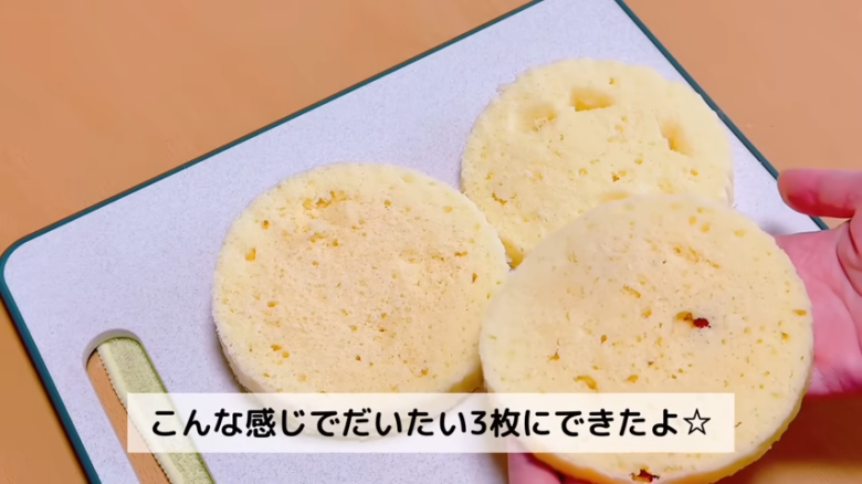 ①.   クッキングシートをタッパーの側面に合わせてカット, ②.   クッキングシートをタッパーの底面に合わせてカット, ①.　耐熱ボウルにスーパーカップを入れ電子レンジで溶かす, ②.　①に砂糖、油を加えて混ぜる, ③.　②にホットケーキミックスを加えて混ぜる, ④.　③の生地をタッパーに流し入れ、何回かトントン落としてふんわりラップをかける, ⑤.　電子レンジで加熱する, ⑥.　キッチンペーパーをかぶせて網で冷ます, ⑦.　クッキングシートを外してスポンジを3枚にカットする, ⑧.　シロップを染み込ませながらデコレーションする, ⑨.　最後に1時間ほど冷蔵庫で冷やして完成
