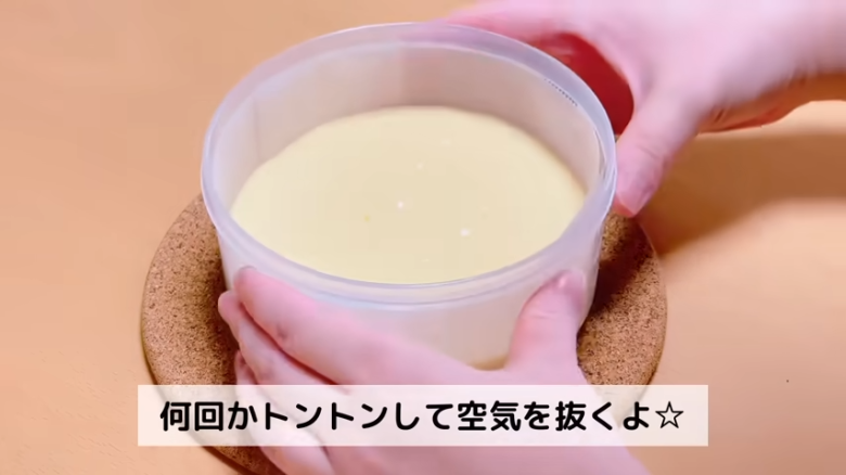 ①.   クッキングシートをタッパーの側面に合わせてカット, ②.   クッキングシートをタッパーの底面に合わせてカット, ①.　耐熱ボウルにスーパーカップを入れ電子レンジで溶かす, ②.　①に砂糖、油を加えて混ぜる, ③.　②にホットケーキミックスを加えて混ぜる, ④.　③の生地をタッパーに流し入れ、何回かトントン落としてふんわりラップをかける, ⑤.　電子レンジで加熱する, ⑥.　キッチンペーパーをかぶせて網で冷ます, ⑦.　クッキングシートを外してスポンジを3枚にカットする, ⑧.　シロップを染み込ませながらデコレーションする, ⑨.　最後に1時間ほど冷蔵庫で冷やして完成