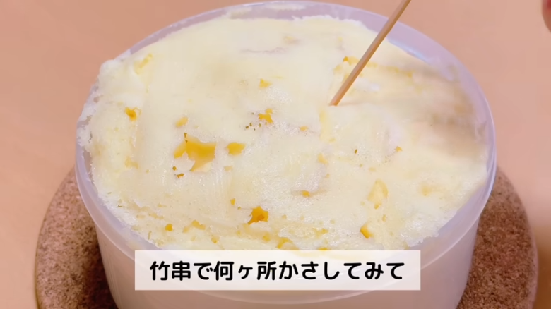 ①.   クッキングシートをタッパーの側面に合わせてカット, ②.   クッキングシートをタッパーの底面に合わせてカット, ①.　耐熱ボウルにスーパーカップを入れ電子レンジで溶かす, ②.　①に砂糖、油を加えて混ぜる, ③.　②にホットケーキミックスを加えて混ぜる, ④.　③の生地をタッパーに流し入れ、何回かトントン落としてふんわりラップをかける, ⑤.　電子レンジで加熱する, ⑥.　キッチンペーパーをかぶせて網で冷ます, ⑦.　クッキングシートを外してスポンジを3枚にカットする, ⑧.　シロップを染み込ませながらデコレーションする, ⑨.　最後に1時間ほど冷蔵庫で冷やして完成