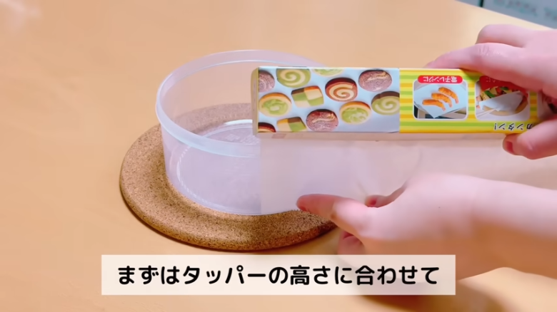 ①.   クッキングシートをタッパーの側面に合わせてカット, ②.   クッキングシートをタッパーの底面に合わせてカット, ①.　耐熱ボウルにスーパーカップを入れ電子レンジで溶かす, ②.　①に砂糖、油を加えて混ぜる, ③.　②にホットケーキミックスを加えて混ぜる, ④.　③の生地をタッパーに流し入れ、何回かトントン落としてふんわりラップをかける, ⑤.　電子レンジで加熱する, ⑥.　キッチンペーパーをかぶせて網で冷ます, ⑦.　クッキングシートを外してスポンジを3枚にカットする, ⑧.　シロップを染み込ませながらデコレーションする, ⑨.　最後に1時間ほど冷蔵庫で冷やして完成