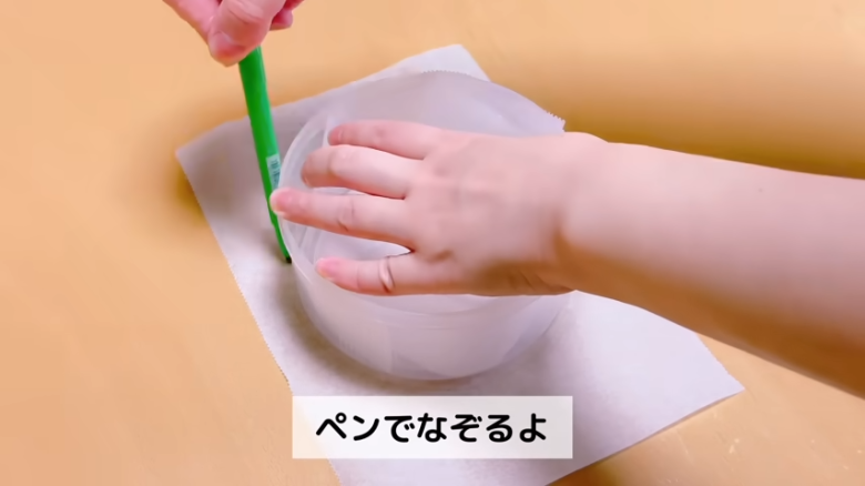 ①.   クッキングシートをタッパーの側面に合わせてカット, ②.   クッキングシートをタッパーの底面に合わせてカット, ①.　耐熱ボウルにスーパーカップを入れ電子レンジで溶かす, ②.　①に砂糖、油を加えて混ぜる, ③.　②にホットケーキミックスを加えて混ぜる, ④.　③の生地をタッパーに流し入れ、何回かトントン落としてふんわりラップをかける, ⑤.　電子レンジで加熱する, ⑥.　キッチンペーパーをかぶせて網で冷ます, ⑦.　クッキングシートを外してスポンジを3枚にカットする, ⑧.　シロップを染み込ませながらデコレーションする, ⑨.　最後に1時間ほど冷蔵庫で冷やして完成