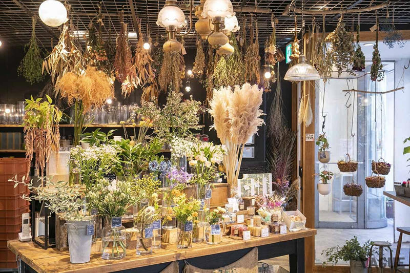 季節の花も買える、三軒茶屋の「手土産名所」, 一番人気はふっくらまん丸、ラッピングもおしゃれな「風船パン」, サク＆モチッの食感！　風船パンの次に人気の”フランス”シリーズのパン, 粒々のあんこに程よい厚みのバターが絶妙！「リュスティックあんバター」, 専用の生地で作る、フィリングがたっぷりであふれ出る「生ドーナツ」, スイーツも見逃せない！「スイートポテトと塩モンブラン」