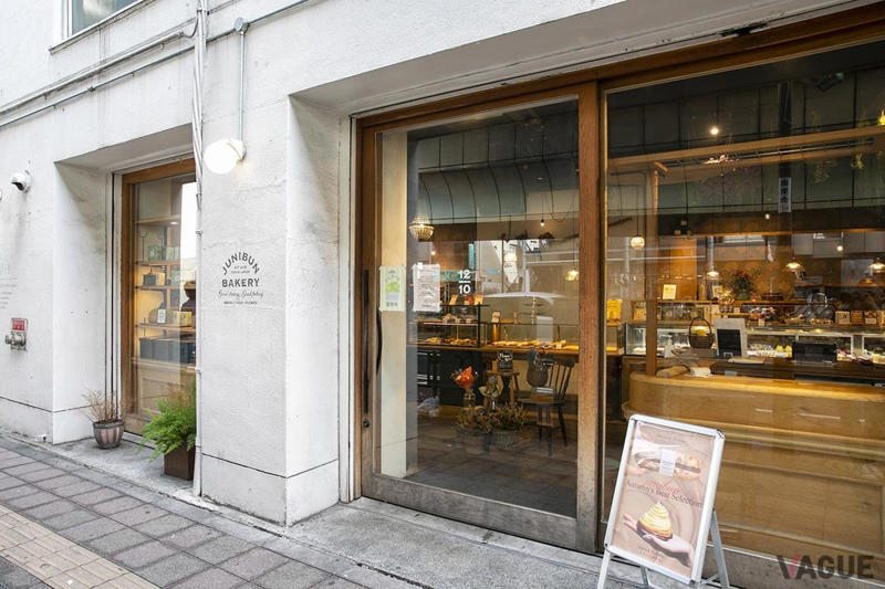 季節の花も買える、三軒茶屋の「手土産名所」, 一番人気はふっくらまん丸、ラッピングもおしゃれな「風船パン」, サク＆モチッの食感！　風船パンの次に人気の”フランス”シリーズのパン, 粒々のあんこに程よい厚みのバターが絶妙！「リュスティックあんバター」, 専用の生地で作る、フィリングがたっぷりであふれ出る「生ドーナツ」, スイーツも見逃せない！「スイートポテトと塩モンブラン」