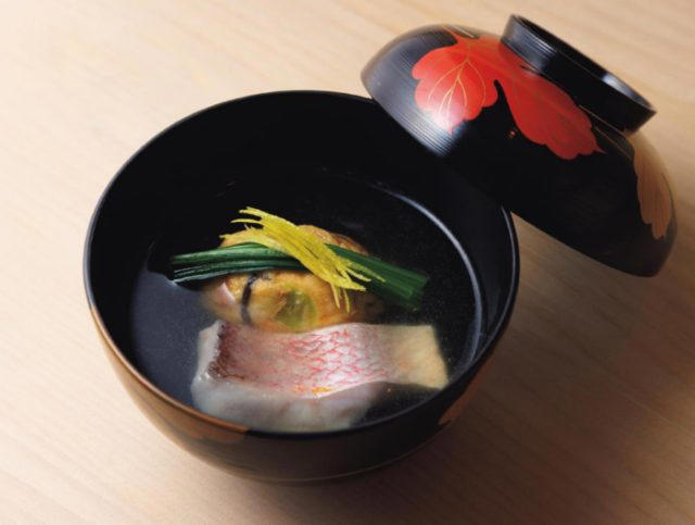 100種類の京料理で客を迎える本格板前割烹, 「自分の行きつけを見つけて季節ごとに通えば京都はより特別な場所になります」, 一見で予約できる間口の広さ, 秋なら松茸、銀杏、ぐじ。自分好みの料理に仕立ててもらう