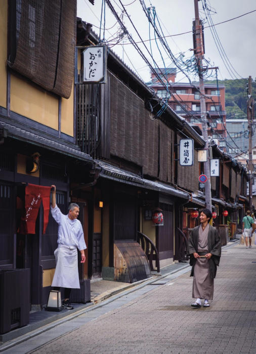 100種類の京料理で客を迎える本格板前割烹, 「自分の行きつけを見つけて季節ごとに通えば京都はより特別な場所になります」, 一見で予約できる間口の広さ, 秋なら松茸、銀杏、ぐじ。自分好みの料理に仕立ててもらう