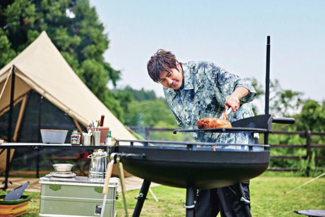 外で作るから工程は最小限、味や彩り、盛り付けは本格的に, オレンジの酸味が効いた、炙りカルパッチョ, お酒のつまみにもなる、洋風いかめし, 大人向けのデザート、赤ワインとスパイスで煮たりんご