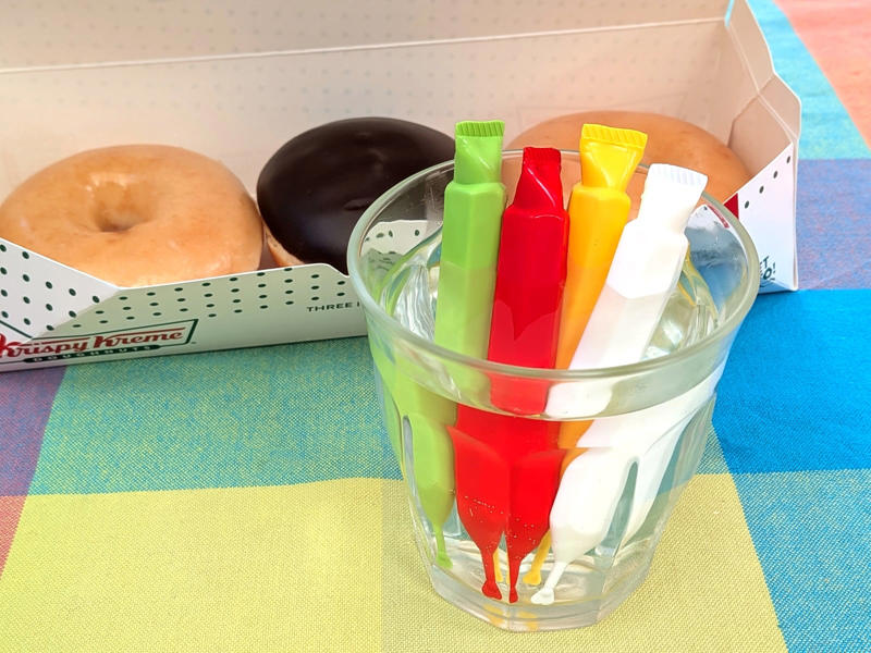 チョコペンを購入していたのだった, ツヤツヤ！デコレーション向きのドーナツを調達, 肩の力をぬいて、気負わずに描こう, チョコペン画伯の誕生, 創造性を爆発させて、楽しいクリスマスに！
