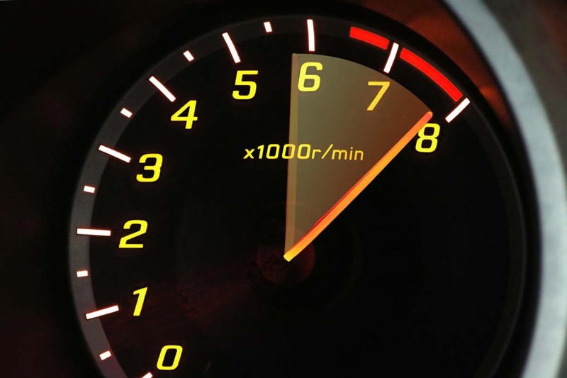 ニュートラル惰性走行の落とし穴, 現代車の燃料制御, エンジンブレーキの仕組み, エンジンブレーキの効率性, ギア操作と車両制御の遅延