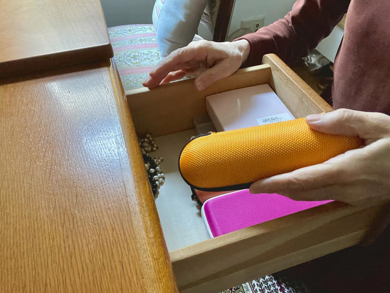 心が軽くなる片付けの始め方, 1：「捨てなきゃ」から「手放せたらいいな」へ言葉を変える, 2：1日1個、今日の自分が決める“ひとつだけ整理”, 3：思い出の品はスキャン・写真にしてデータ化, 4：迷うものは“保留カゴ”へ。今すぐ決めない勇気, 5：買う前に置き場所を考える, 小さな習慣が“暮らし”を変える