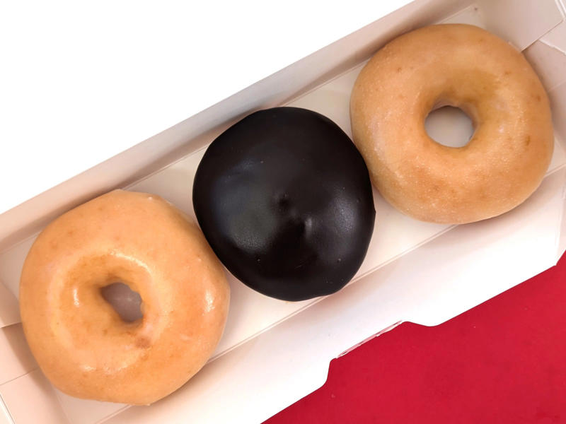 チョコペンを購入していたのだった, ツヤツヤ！デコレーション向きのドーナツを調達, 肩の力をぬいて、気負わずに描こう, チョコペン画伯の誕生, 創造性を爆発させて、楽しいクリスマスに！