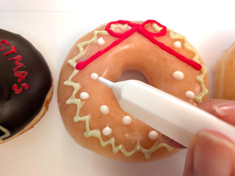 チョコペンを購入していたのだった, ツヤツヤ！デコレーション向きのドーナツを調達, 肩の力をぬいて、気負わずに描こう, チョコペン画伯の誕生, 創造性を爆発させて、楽しいクリスマスに！