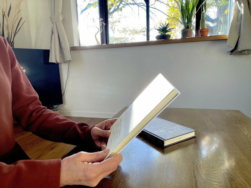 心が軽くなる片付けの始め方, 1：「捨てなきゃ」から「手放せたらいいな」へ言葉を変える, 2：1日1個、今日の自分が決める“ひとつだけ整理”, 3：思い出の品はスキャン・写真にしてデータ化, 4：迷うものは“保留カゴ”へ。今すぐ決めない勇気, 5：買う前に置き場所を考える, 小さな習慣が“暮らし”を変える