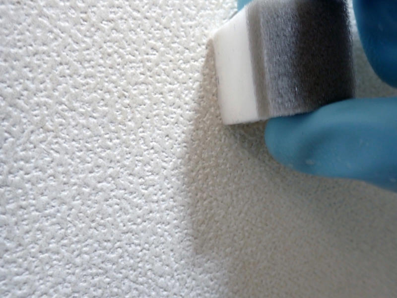 壁に付着しているホコリを取る, 中性洗剤で“やさしく”落とす（9割はこれでOK）, 水拭きからの乾拭き, 頑固な黒ずみにはメラミンスポンジ, マスキングテープを剥がしてみると……, 落ちないケース（見極めポイント）