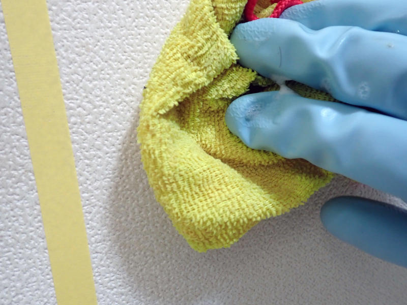 壁に付着しているホコリを取る, 中性洗剤で“やさしく”落とす（9割はこれでOK）, 水拭きからの乾拭き, 頑固な黒ずみにはメラミンスポンジ, マスキングテープを剥がしてみると……, 落ちないケース（見極めポイント）