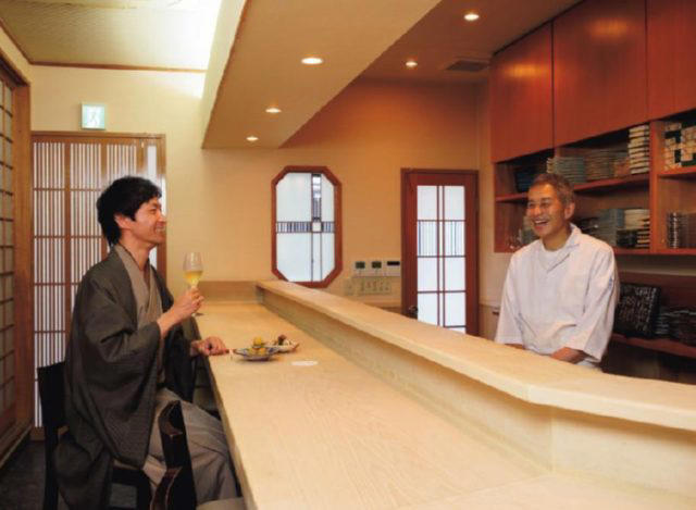 100種類の京料理で客を迎える本格板前割烹, 「自分の行きつけを見つけて季節ごとに通えば京都はより特別な場所になります」, 一見で予約できる間口の広さ, 秋なら松茸、銀杏、ぐじ。自分好みの料理に仕立ててもらう