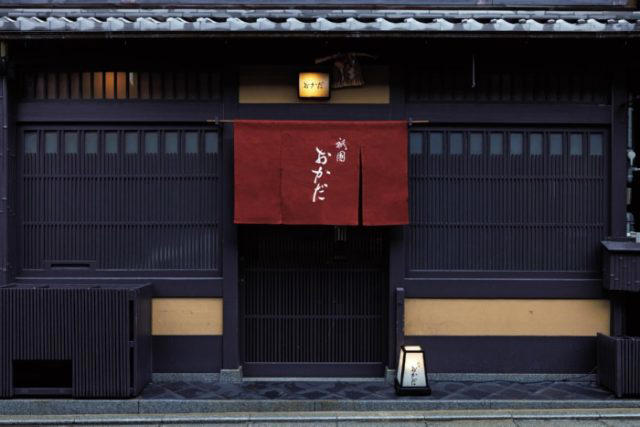 100種類の京料理で客を迎える本格板前割烹, 「自分の行きつけを見つけて季節ごとに通えば京都はより特別な場所になります」, 一見で予約できる間口の広さ, 秋なら松茸、銀杏、ぐじ。自分好みの料理に仕立ててもらう