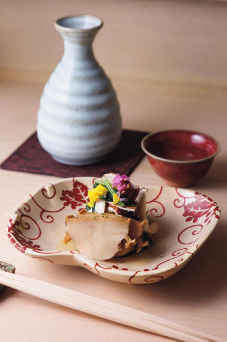 100種類の京料理で客を迎える本格板前割烹, 「自分の行きつけを見つけて季節ごとに通えば京都はより特別な場所になります」, 一見で予約できる間口の広さ, 秋なら松茸、銀杏、ぐじ。自分好みの料理に仕立ててもらう