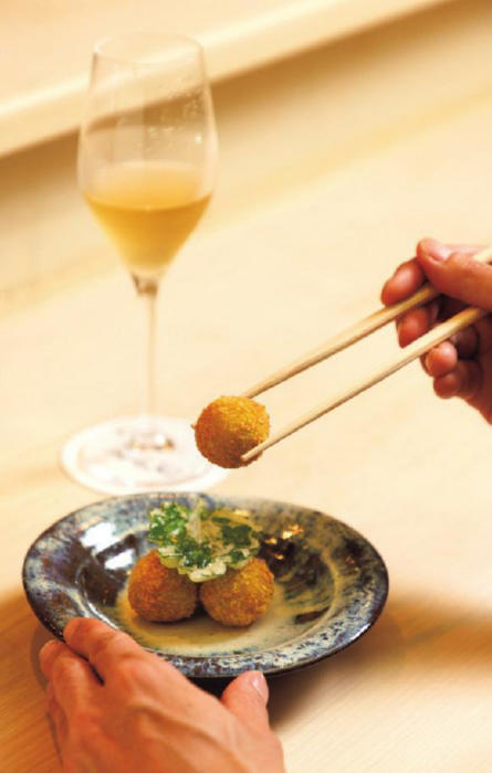 100種類の京料理で客を迎える本格板前割烹, 「自分の行きつけを見つけて季節ごとに通えば京都はより特別な場所になります」, 一見で予約できる間口の広さ, 秋なら松茸、銀杏、ぐじ。自分好みの料理に仕立ててもらう