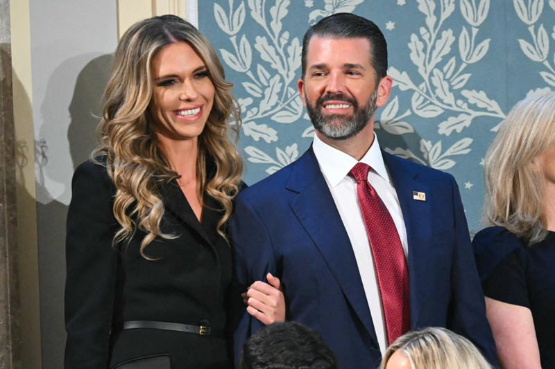 米トランプ大統領の長男が再婚へ, クリスマスイベントで婚約を発表, 婚約者も喜びを表現, 偶然ではない発表時期, 社交界に人脈を持つ婚約者, 裕福な家庭に生まれて, 政治よりも慈善活動に勤しむ, 名門大学卒の才媛, 2人とも拠点はフロリダ, 静かに育まれた関係, トランプ一家入りで公的な存在に, 保守層との深いつながり, 社交家として完璧なイメージを保つ, SNS活動は控えめ, 今のところ政治色は出さず, 選挙への関与は未定, 今後の展開はジュニア次第？, トランプ・ジュニアは再婚で、5人の子供の父親, 元恋人と破局していた, 新たな章の始まり