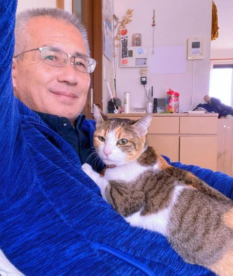 「顔の上で⁉︎」…驚きよりも先に来た“至福”, それでも動かない理由「命を預かっているから」, 「トコトコ歩いてきて、最初に指を舐めた子」,  “便利なオヤジ”でも、それでいい, 笑ってもらえたら、それでいい
