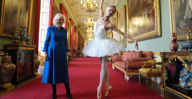 What it’s really like to live at Buckingham Palace Plumbing and electricity problems, Out-of-date decor, Falling masonry, Walls filled with asbestos, Secret doors, The late Queen liked it breezy, No one sits on the throne, Lots of garden parties, Staff living on site, A post office, A movie theater, Activities and programs, No pictures allowed, No wandering freely outside