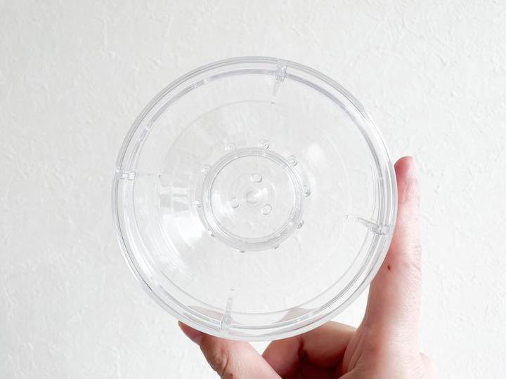 穴が空いたカップ、これは一体？, まずは、水を注いでみた, 小鍋からお湯を注いでも、本当に大丈夫？, ドリップアシストを使わずに淹れてみたら……, 他社のドリッパーでも使えたよ