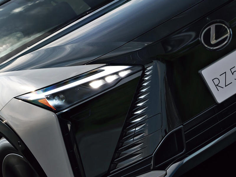 LEXUS、「RZ」の新型モデルを発売するとともに、LEXUS Electrified Programのサービス内容を拡充, 「RZ」新型モデルの主な特長, BEVシステムを全面刷新し、基本性能を徹底的に追求, LEXUSならではの走りの味の深化と新しいドライビング体験の提供, 運転する楽しさをもたらす“F SPORT”をラインアップに追加, Lexus International Lexus Electrified 開発責任者 井藤 進矢, RZ 主要諸元（従来モデル比較）, メーカー希望小売価格, レクサス充電ステーションを博多、軽井沢に開設, レクサス販売店での充電サービスを強化