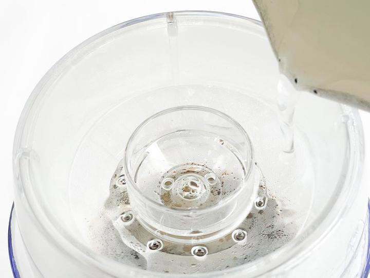 穴が空いたカップ、これは一体？, まずは、水を注いでみた, 小鍋からお湯を注いでも、本当に大丈夫？, ドリップアシストを使わずに淹れてみたら……, 他社のドリッパーでも使えたよ
