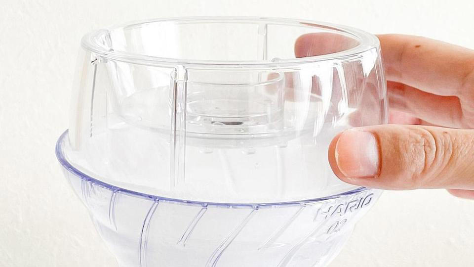 穴が空いたカップ、これは一体？, まずは、水を注いでみた, 小鍋からお湯を注いでも、本当に大丈夫？, ドリップアシストを使わずに淹れてみたら……, 他社のドリッパーでも使えたよ